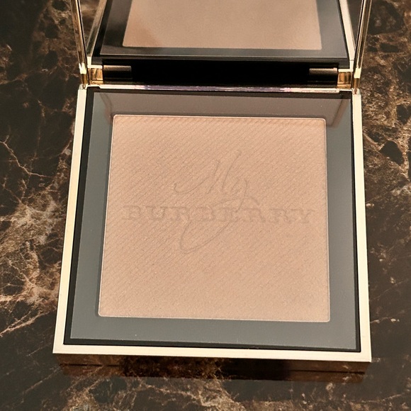 Sale!! New In Box!! Burberry Fragrance Luminizing Powder - Picture 10 of 11